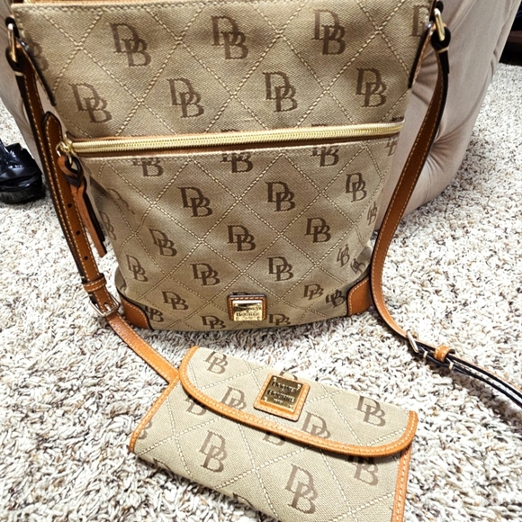 Dooney & Bourke Handbags - DOONEY & BOURKE Signature Logo Crossbody Handbag 👜 & Matching Wallet